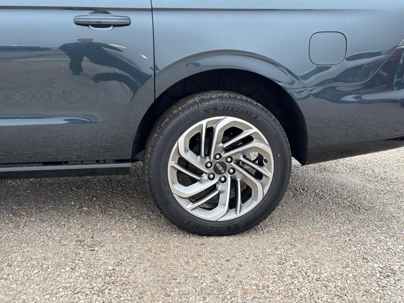 Lincoln Navigator L Vehicle Full-screen Gallery Image 10