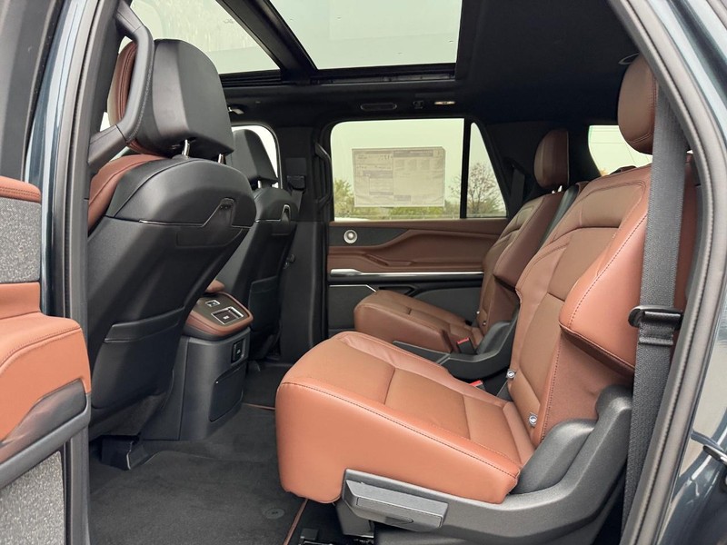 Lincoln Navigator L Vehicle Full-screen Gallery Image 11