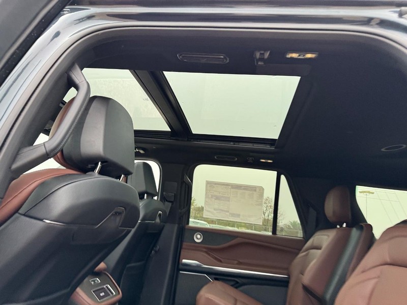 Lincoln Navigator L Vehicle Full-screen Gallery Image 12