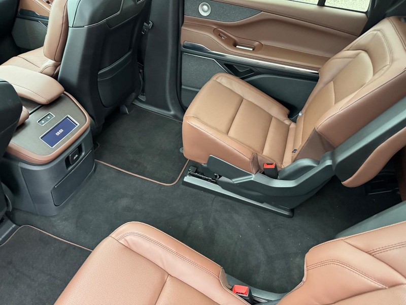 Lincoln Navigator L Vehicle Full-screen Gallery Image 13