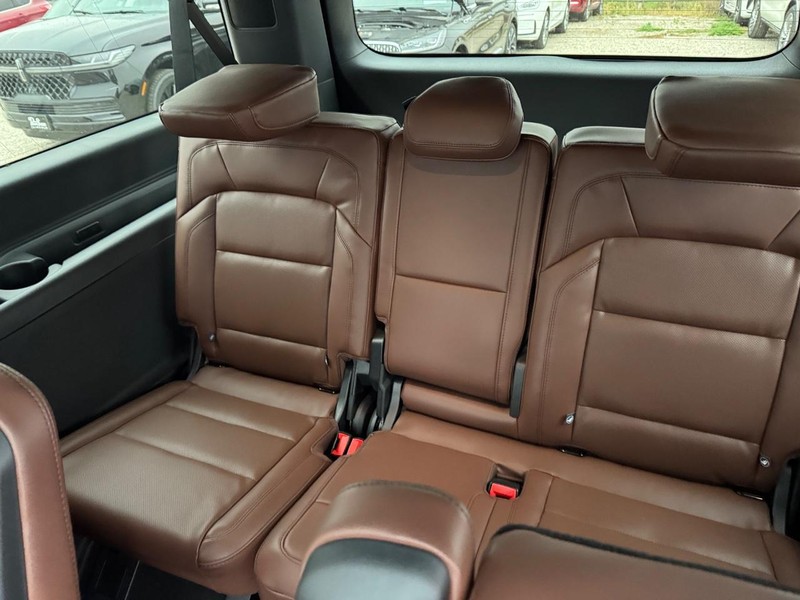 Lincoln Navigator L Vehicle Full-screen Gallery Image 14