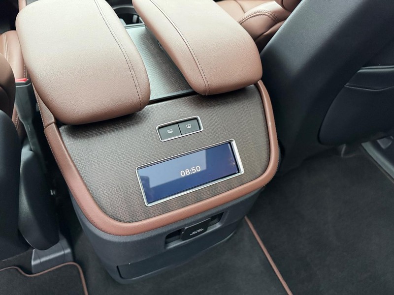 Lincoln Navigator L Vehicle Full-screen Gallery Image 15