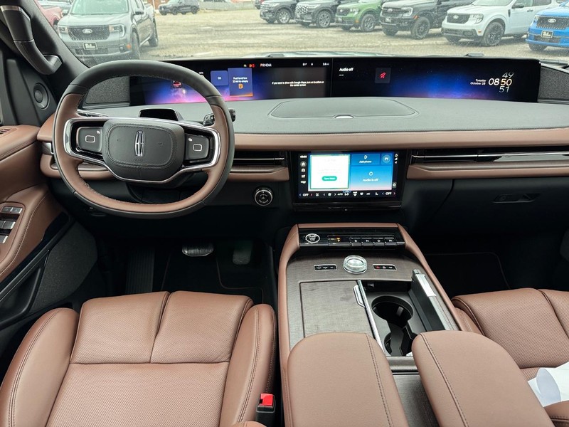 Lincoln Navigator L Vehicle Full-screen Gallery Image 16