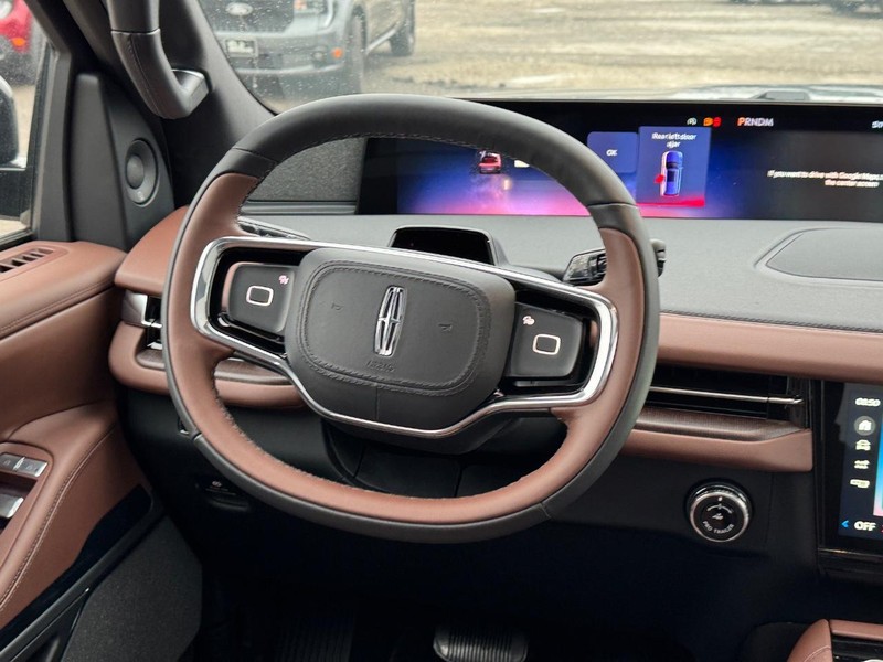 Lincoln Navigator L Vehicle Full-screen Gallery Image 17