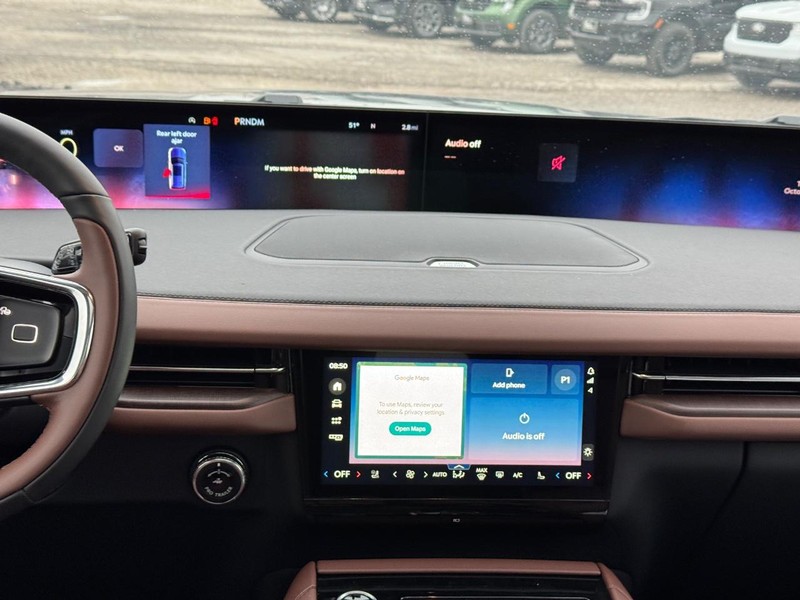 Lincoln Navigator L Vehicle Full-screen Gallery Image 18