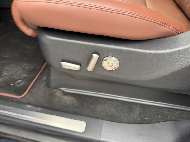 Lincoln Navigator L Vehicle Full-screen Gallery Image 20