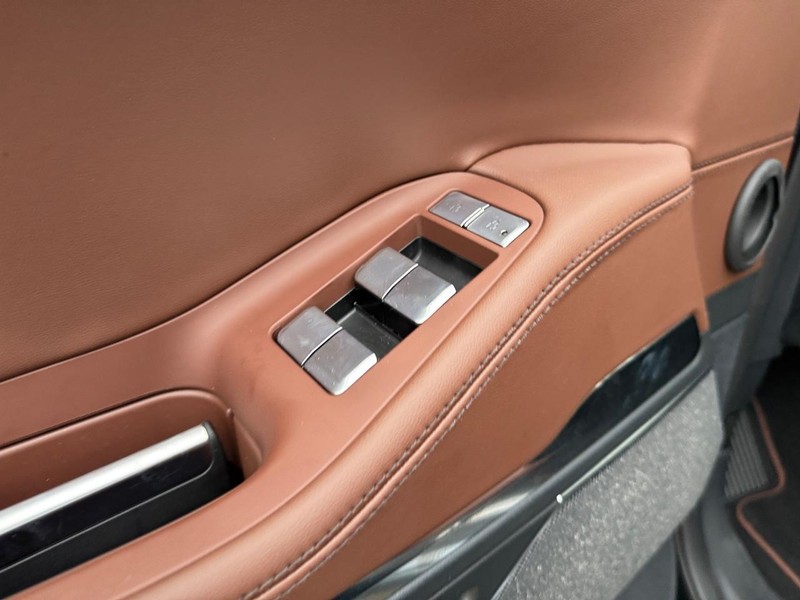 Lincoln Navigator L Vehicle Full-screen Gallery Image 21