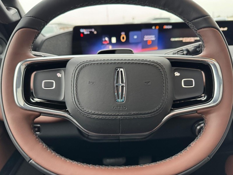 Lincoln Navigator L Vehicle Full-screen Gallery Image 22