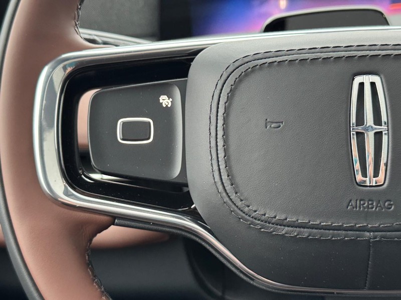 Lincoln Navigator L Vehicle Full-screen Gallery Image 23