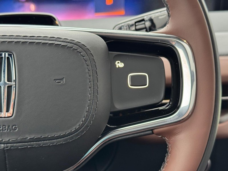 Lincoln Navigator L Vehicle Full-screen Gallery Image 24