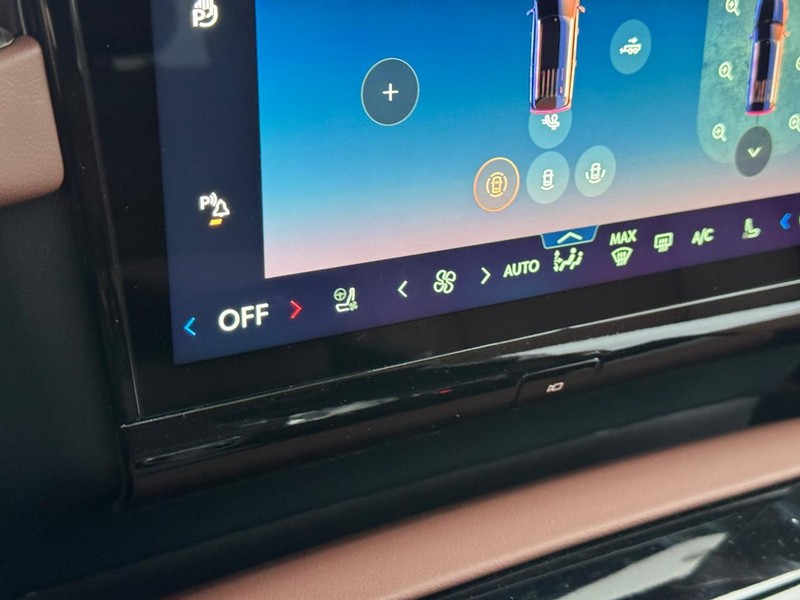 Lincoln Navigator L Vehicle Full-screen Gallery Image 25