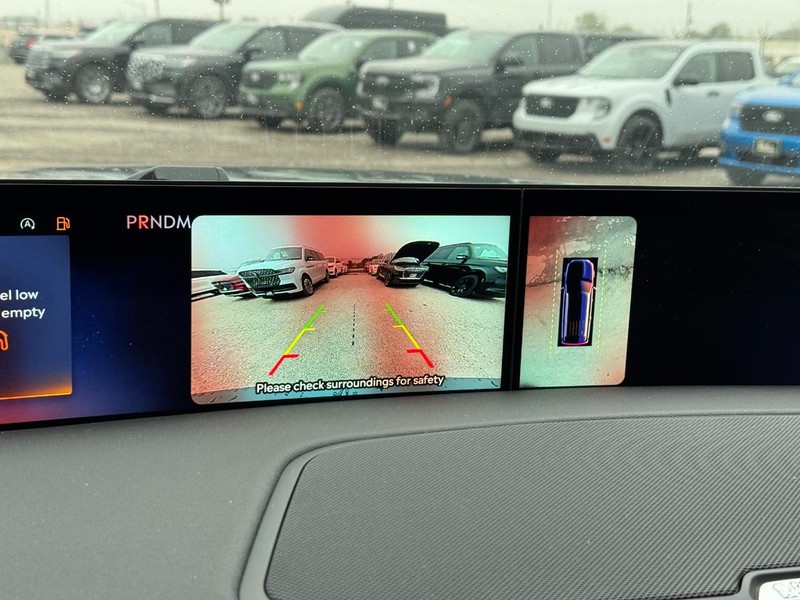 Lincoln Navigator L Vehicle Full-screen Gallery Image 26