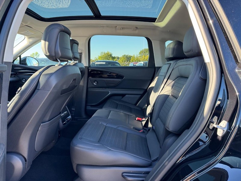 Lincoln Nautilus Vehicle Full-screen Gallery Image 11