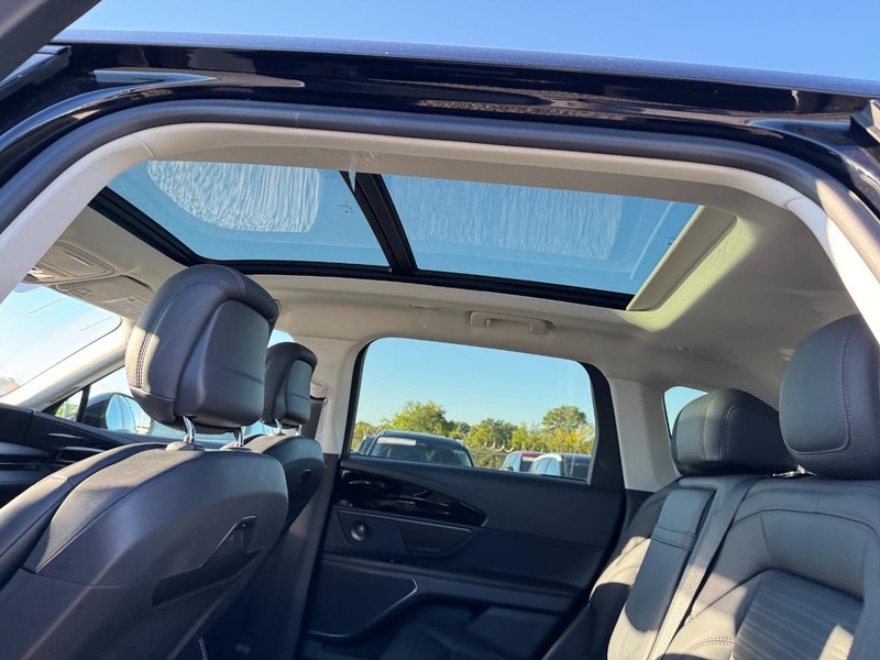 Lincoln Nautilus Vehicle Full-screen Gallery Image 12