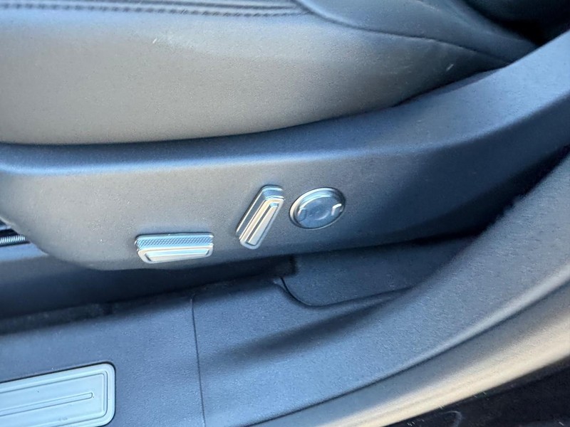 Lincoln Nautilus Vehicle Full-screen Gallery Image 17