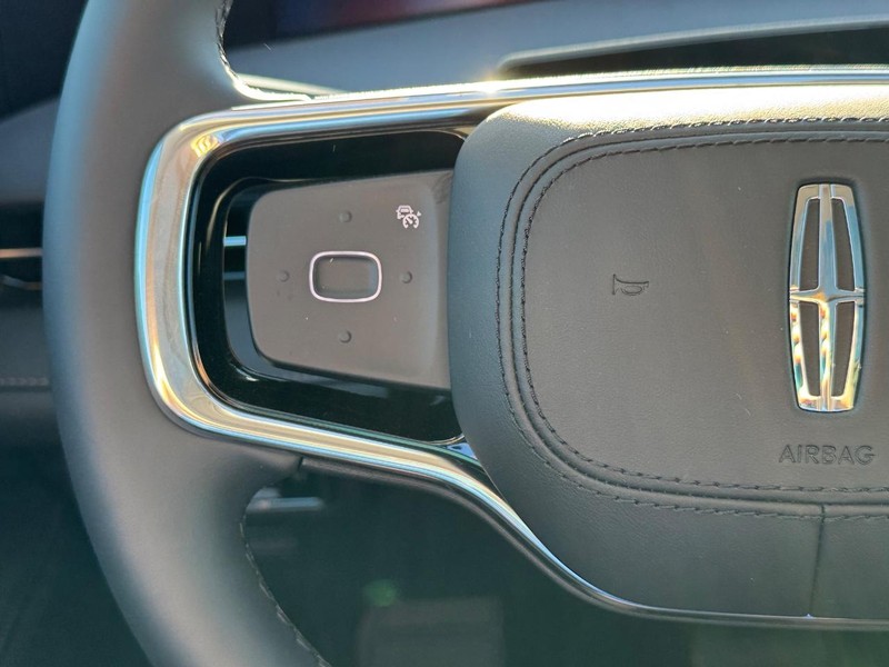 Lincoln Nautilus Vehicle Full-screen Gallery Image 21