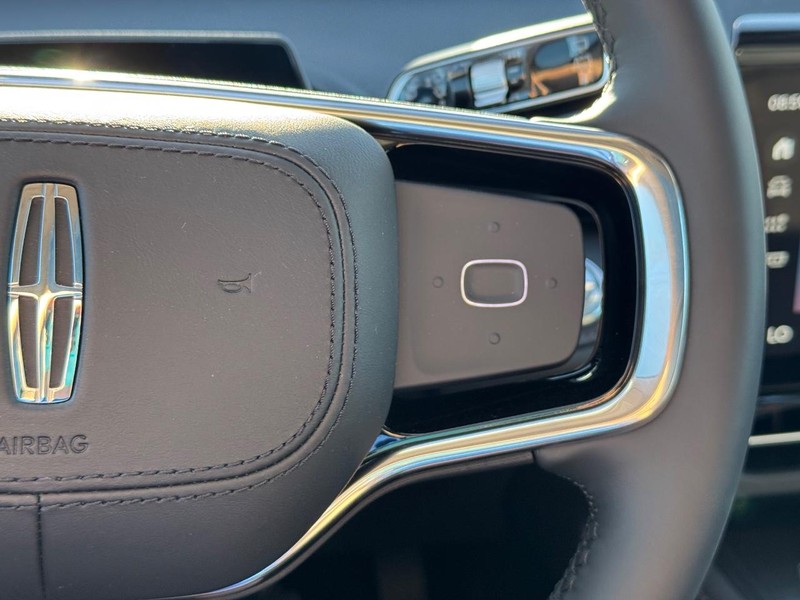 Lincoln Nautilus Vehicle Full-screen Gallery Image 22