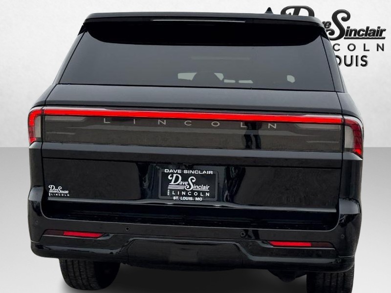 Lincoln Navigator Vehicle Full-screen Gallery Image 06