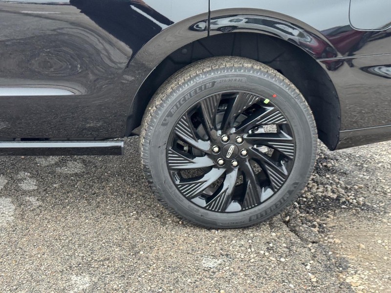 Lincoln Navigator Vehicle Full-screen Gallery Image 10