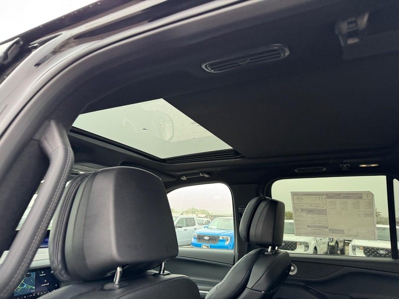 Lincoln Navigator Vehicle Full-screen Gallery Image 12