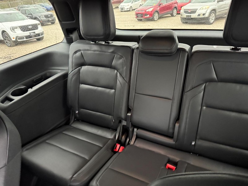 Lincoln Navigator Vehicle Full-screen Gallery Image 14