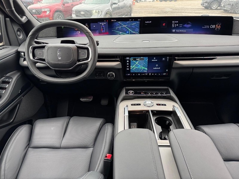 Lincoln Navigator Vehicle Full-screen Gallery Image 15