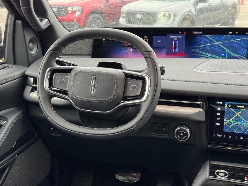 Lincoln Navigator Vehicle Full-screen Gallery Image 16