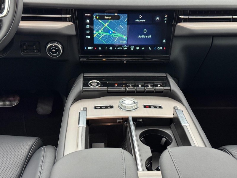 Lincoln Navigator Vehicle Full-screen Gallery Image 18