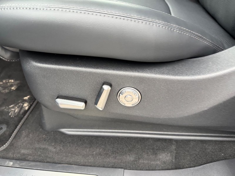 Lincoln Navigator Vehicle Full-screen Gallery Image 19