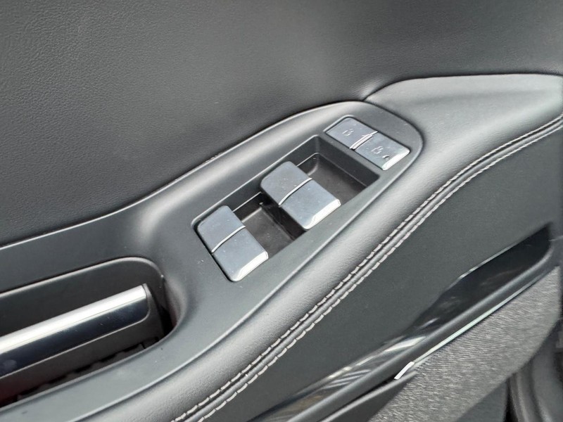 Lincoln Navigator Vehicle Full-screen Gallery Image 20