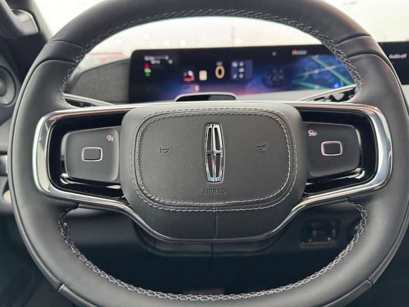 Lincoln Navigator Vehicle Full-screen Gallery Image 21