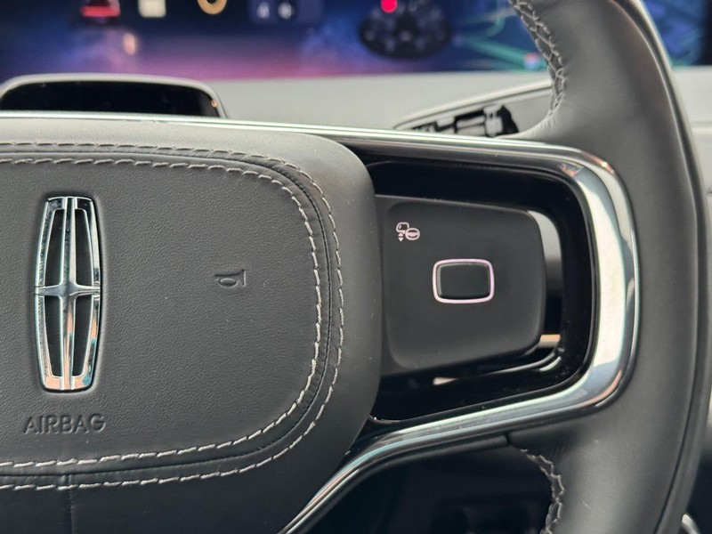 Lincoln Navigator Vehicle Full-screen Gallery Image 23