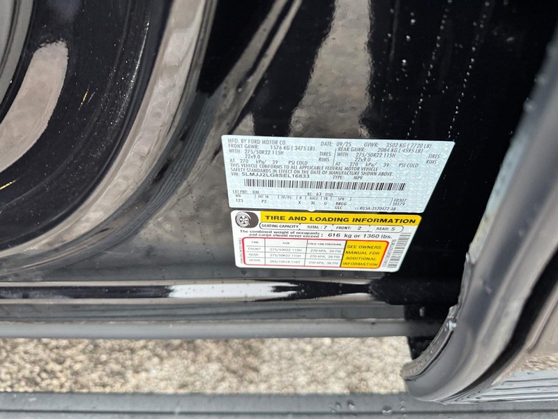 Lincoln Navigator Vehicle Full-screen Gallery Image 27