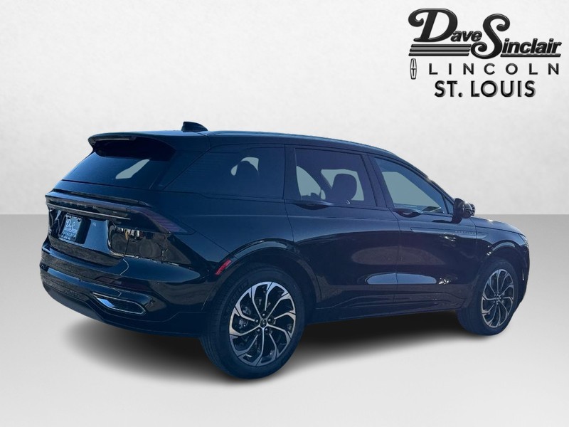 Lincoln Nautilus Vehicle Full-screen Gallery Image 05