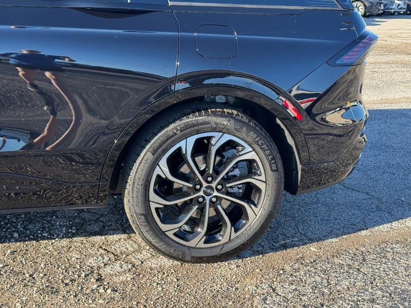 Lincoln Nautilus Vehicle Full-screen Gallery Image 10