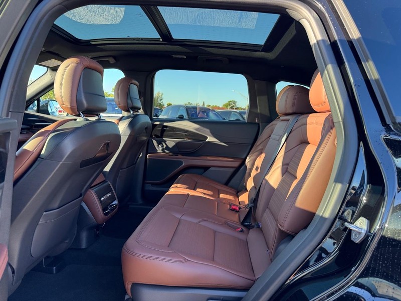 Lincoln Nautilus Vehicle Full-screen Gallery Image 11