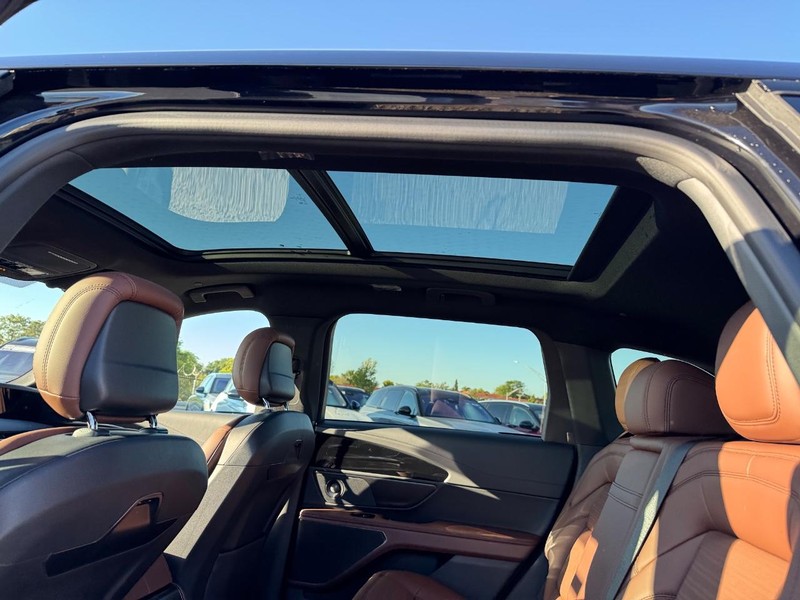 Lincoln Nautilus Vehicle Full-screen Gallery Image 12