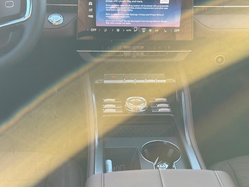 Lincoln Nautilus Vehicle Full-screen Gallery Image 16