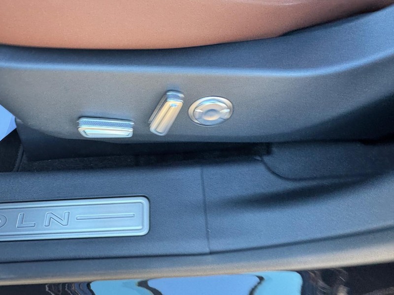 Lincoln Nautilus Vehicle Full-screen Gallery Image 17