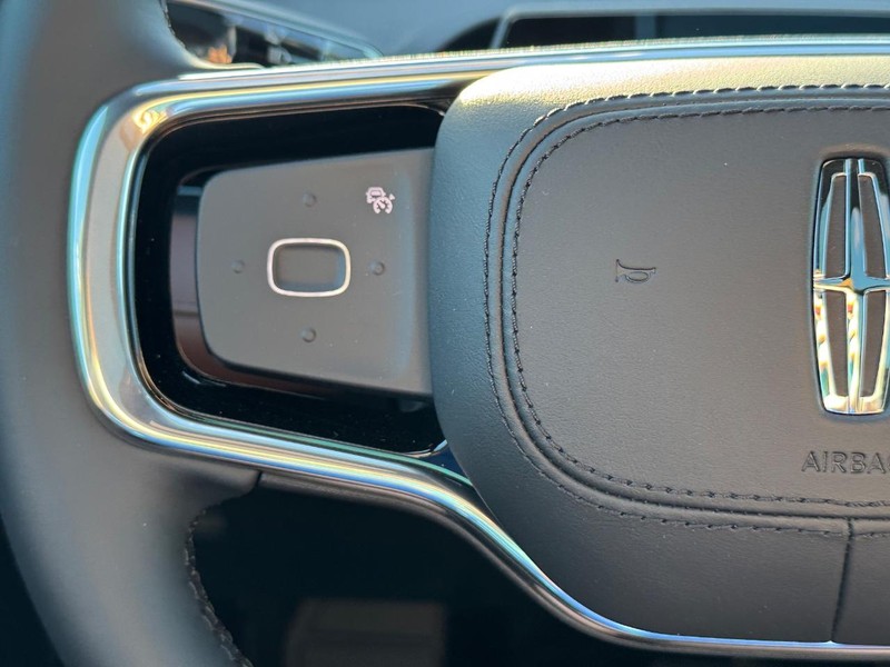 Lincoln Nautilus Vehicle Full-screen Gallery Image 21