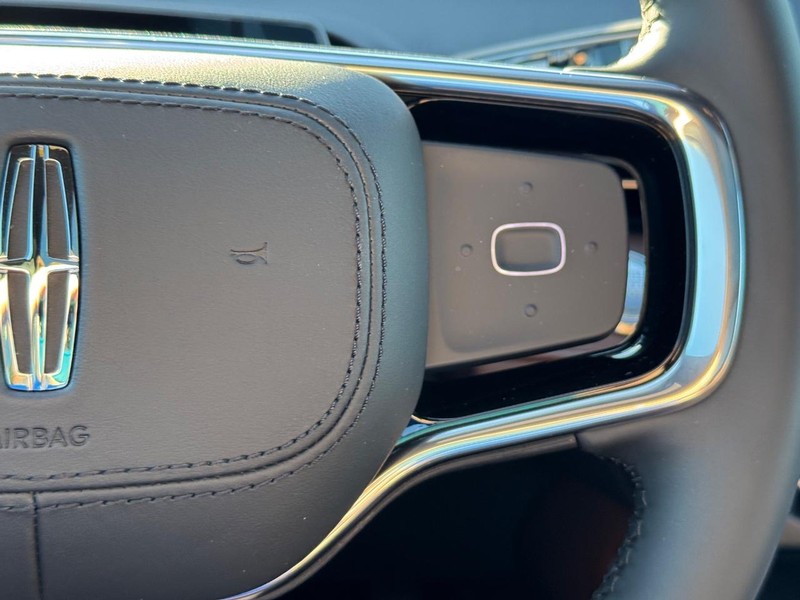 Lincoln Nautilus Vehicle Full-screen Gallery Image 22