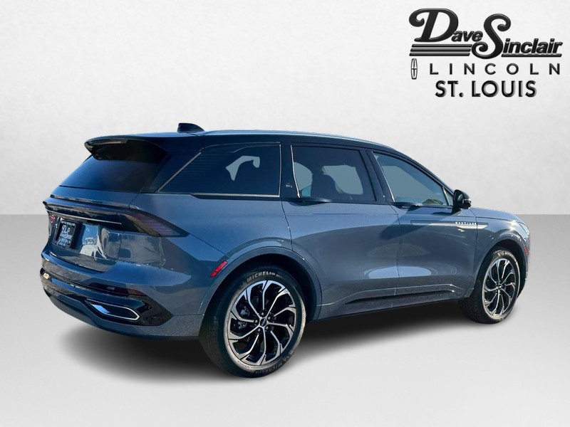 Lincoln Nautilus Vehicle Full-screen Gallery Image 05