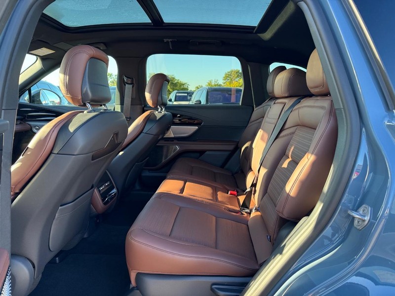 Lincoln Nautilus Vehicle Full-screen Gallery Image 11