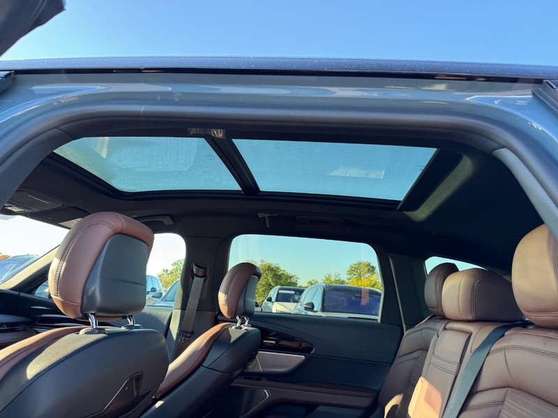 Lincoln Nautilus Vehicle Full-screen Gallery Image 12