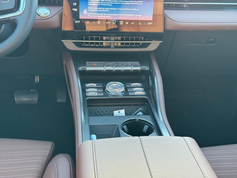 Lincoln Nautilus Vehicle Full-screen Gallery Image 16