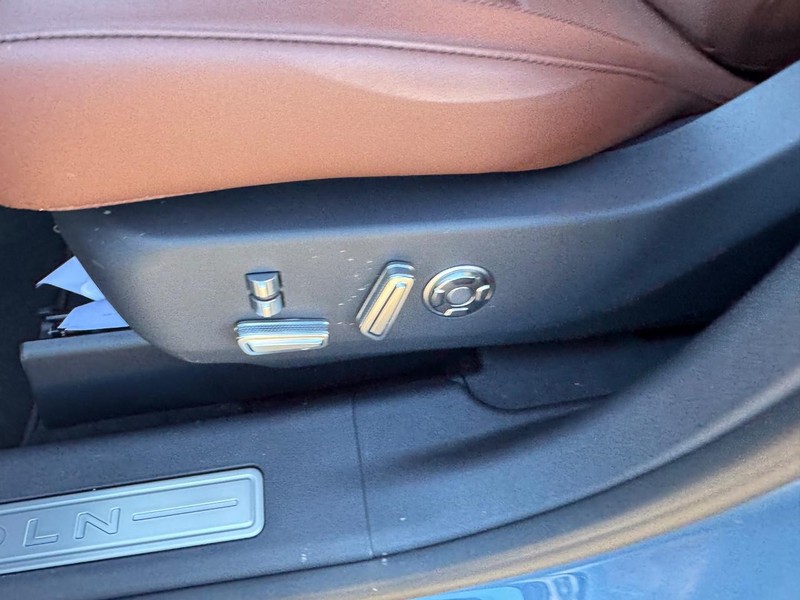 Lincoln Nautilus Vehicle Full-screen Gallery Image 18