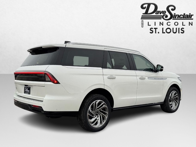 Lincoln Navigator Vehicle Full-screen Gallery Image 05