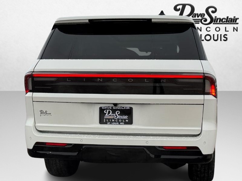 Lincoln Navigator Vehicle Full-screen Gallery Image 06