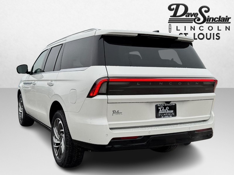 Lincoln Navigator Vehicle Full-screen Gallery Image 07