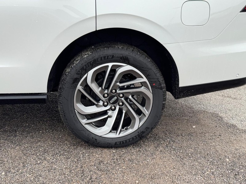 Lincoln Navigator Vehicle Full-screen Gallery Image 10